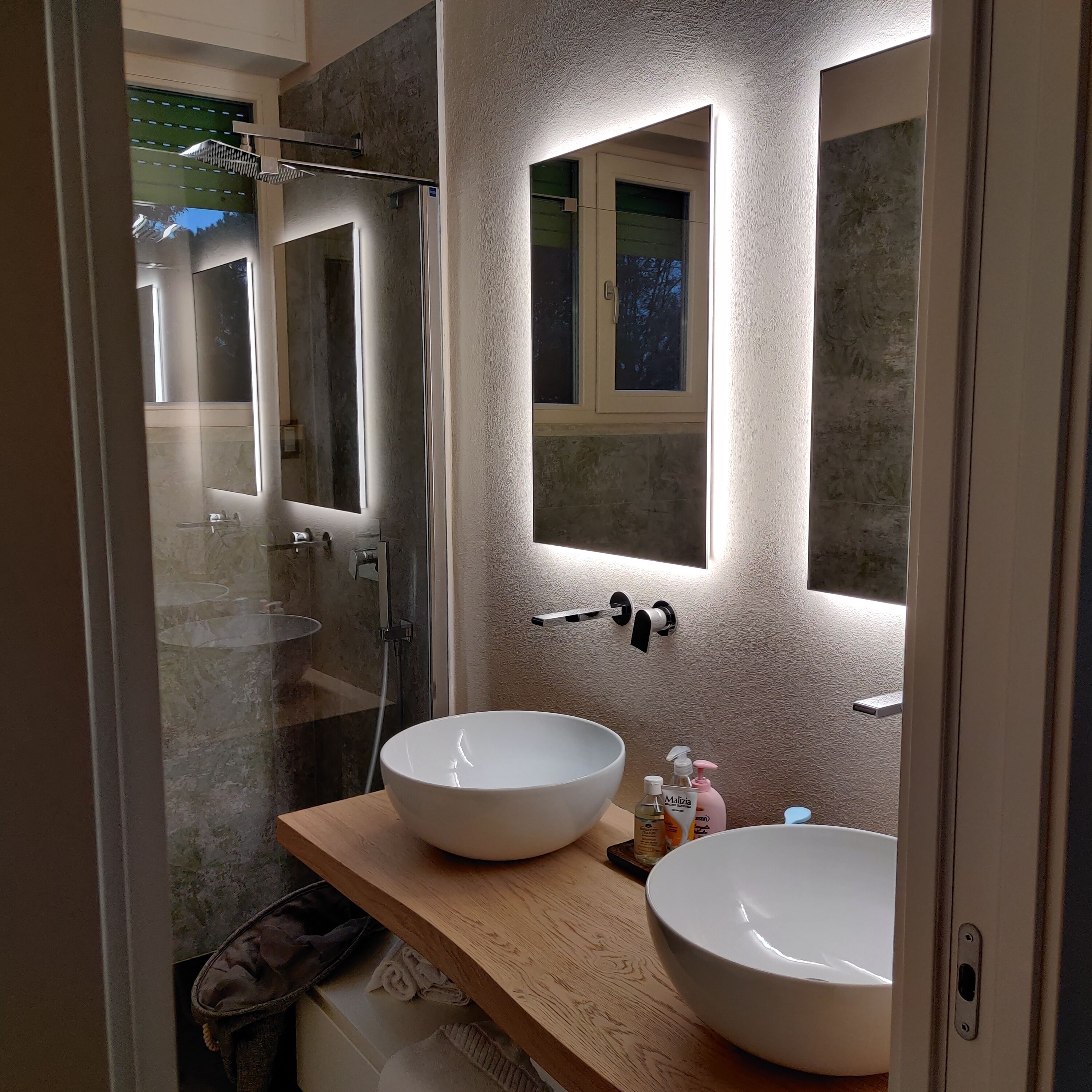Doccia, asciugacapelli, bidet, asciugamani