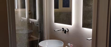 Dusche, Haartrockner, Bidet, Handtücher