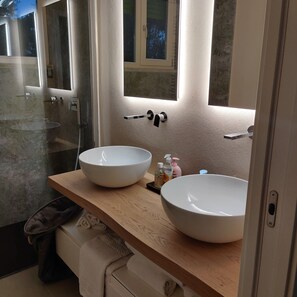 Dusche, Haartrockner, Bidet, Handtücher