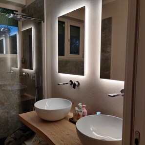 Dusche, Haartrockner, Bidet, Handtücher