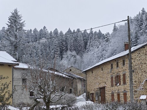 Gîte en pierre à la montagne à proximité de sentiers de randonnées