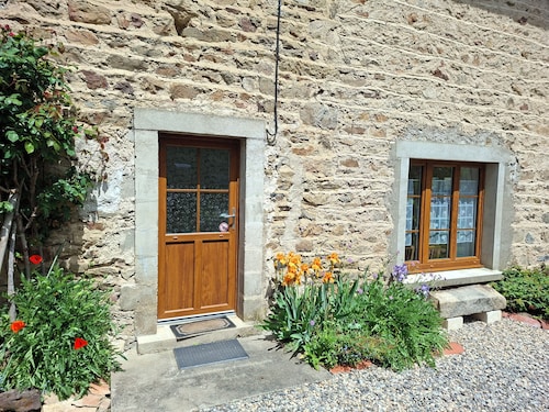 Gîte en pierre à la montagne à proximité de sentiers de randonnées