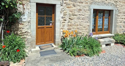 Gßte en pierre à la montagne à proximité de sentiers de randonnées