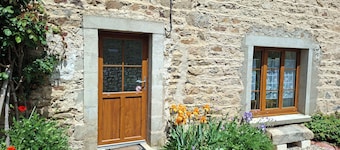 Gîte en Pierre à la Montagne à Proximité de Sentiers de Randonnées