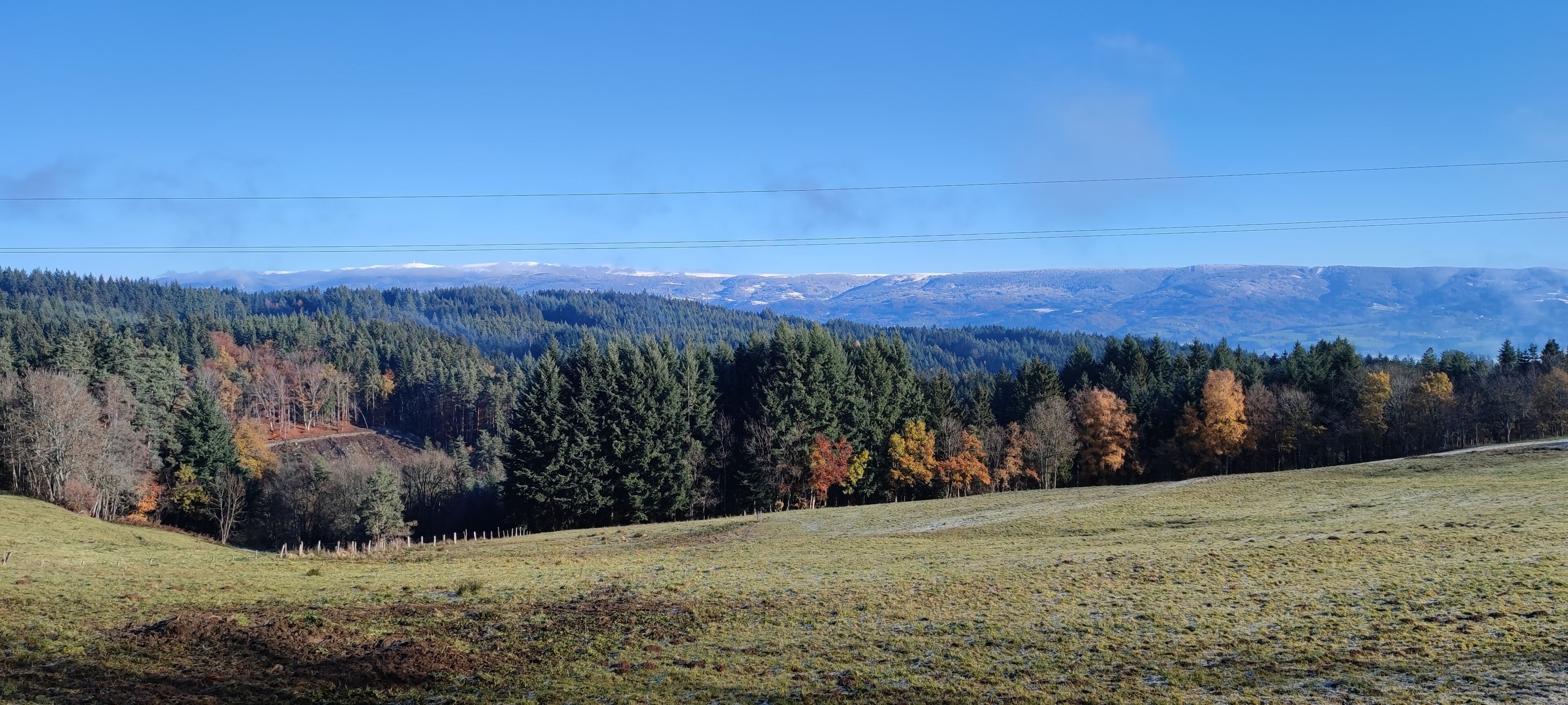 Eine gebirgige Landschaft mit blauem Himmel.