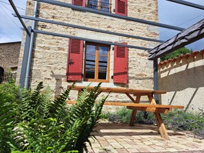 Outdoor dining - Gîte en Pierre à la Montagne à Proximité de Sentiers de Randonnées (CHAMPETIERES)