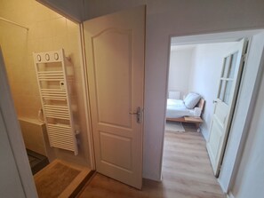 2 habitaciones, tabla de planchar con plancha y cuna de viaje
