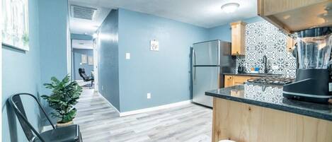 Kühlschrank, Mikrowelle, Ofen, Herdplatte