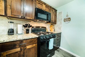 Frigorífico, microondas, horno y placa de cocina