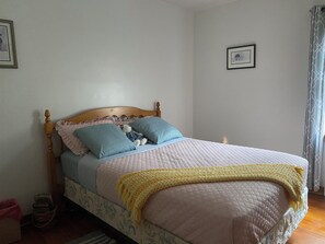 3 slaapkamers, een bureau, een strijkplank/strijkijzer, reisbedje