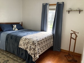 4 bedrooms, desk, iron/ironing board, travel cot -  cute and spacious brick house with plenty of boat parking (James Creek)