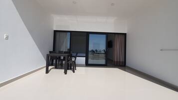 Laptop workspace, free WiFi, bed sheets