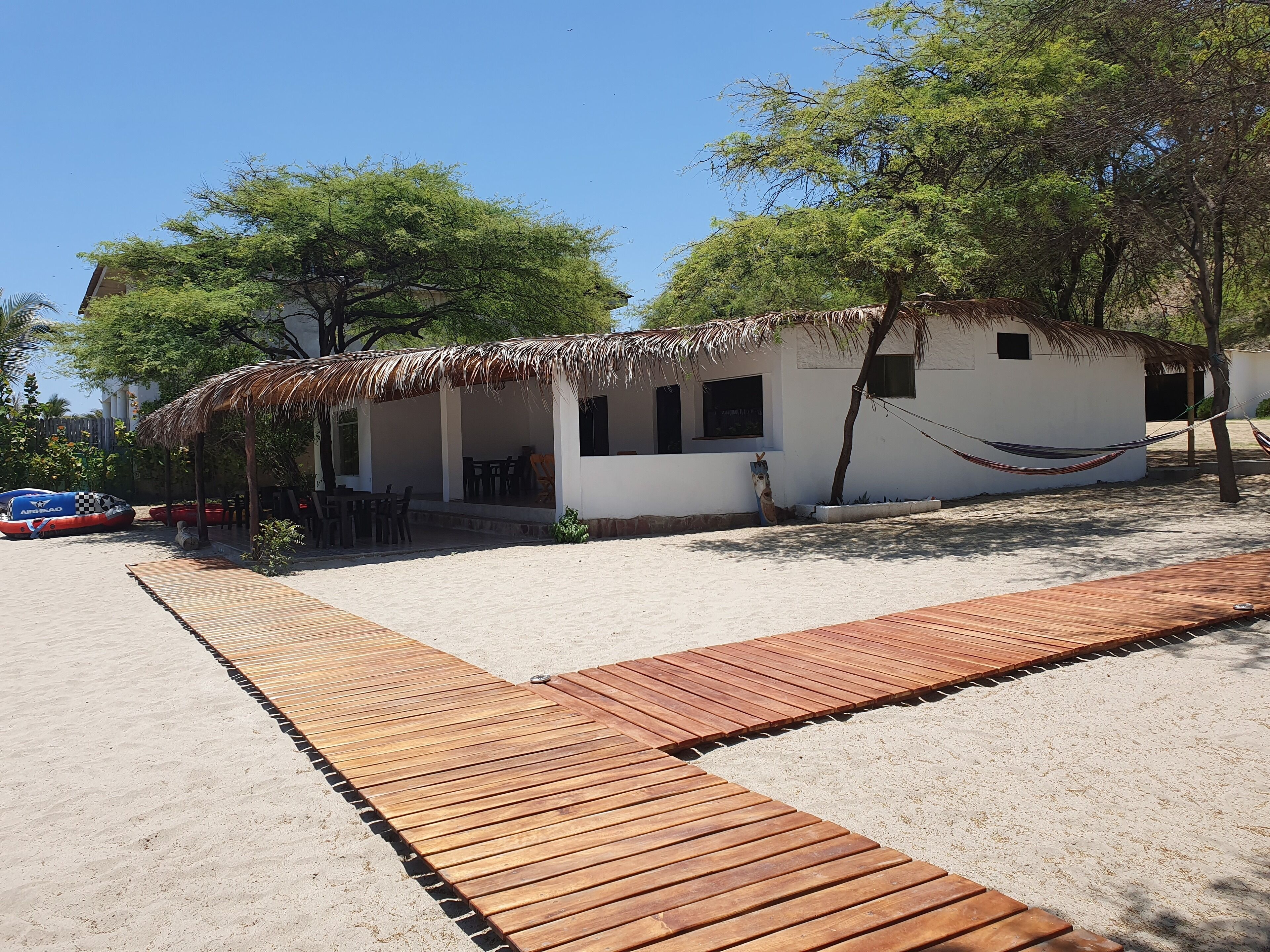 حيث تُقدم وجبات الغداء، العشاء، أطباق بيرو، إطلالات على الشاطئ