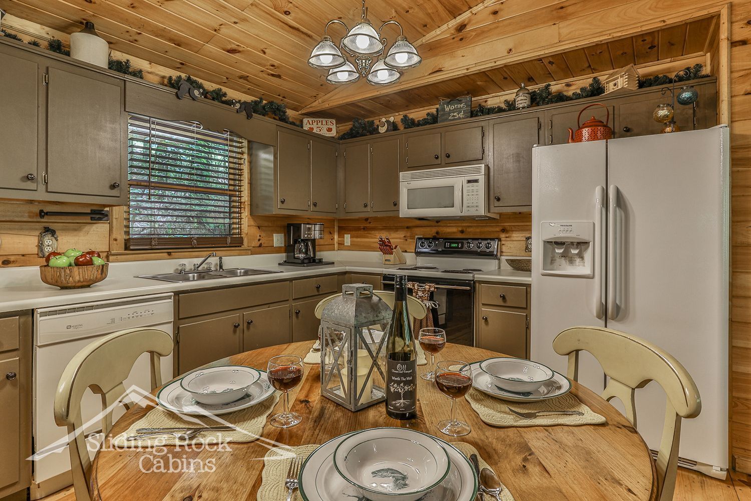 Autumn's Hollow : one story, easy access, 2/2, Hot tub, pet friendly, lake,