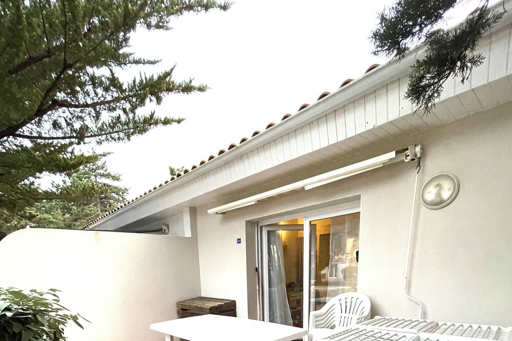 Duplex accommodation, swimming pools, 300m beach