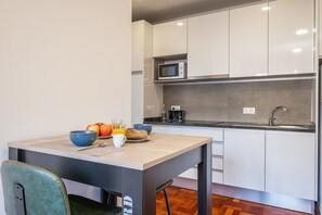 Fridge, microwave, coffee/tea maker, electric kettle - Ribeira do Esmeraldo 3A by Madeira Sun Travel (Funchal)