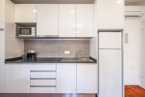 Frigorifero, microonde, macchina per tè/caffè, bollitore elettrico