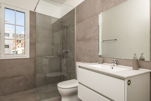 Shower, hair dryer, towels - Ribeira do Esmeraldo 3A by Madeira Sun Travel (Funchal)