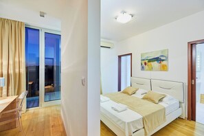 5 chambres, fer et planche à repasser, draps fournis
