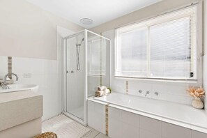 Badewanne, Haartrockner, Handtücher, Shampoo