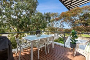 Outdoor dining - Prime location near Ocean Grove beach and shops (Ocean Grove)