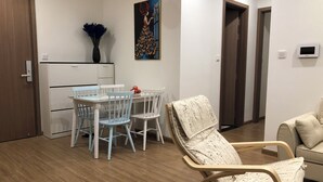 Un salon moderne comprenant un coin repas, un canapé et un tableau accroché au mur.