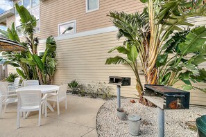 Outdoor dining - Beachside 2-story townhouse with balcony, pool & kitchen – Snowbird-friendly! (Port Aransas)