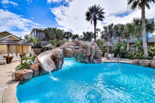 Beachside 2-story townhouse with balcony, pool & kitchen – Snowbird-friendly!
