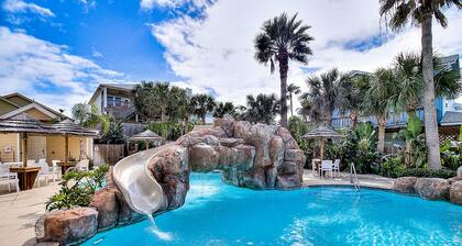 Beachside 2-story townhouse with balcony, pool & kitchen – Snowbird-friendly!