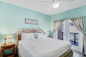 3 bedrooms, iron/ironing board, Internet, bed sheets - Beachside 2-story townhouse with balcony, pool & kitchen – Snowbird-friendly! (Port Aransas)
