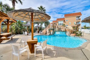 A heated pool - Beachside 2-story townhouse with balcony, pool & kitchen – Snowbird-friendly! (Port Aransas)