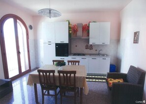 Dining - Perla Rosa con balconi, Spiaggia Pietre Nere 150 m, centrale (Pozzallo)