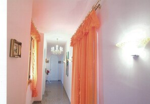 Interior - Perla Rosa con balconi, Spiaggia Pietre Nere 150 m, centrale (Pozzallo)