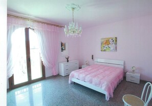 2 bedrooms, iron/ironing board, free WiFi, bed sheets - Perla Rosa con balconi, Spiaggia Pietre Nere 150 m, centrale (Pozzallo)