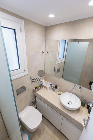 Shower, free toiletries, hair dryer, towels