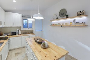 Fridge, microwave, oven, stovetop - KaterLove Beach House (Faliraki)