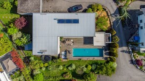 A modern house with a swimming pool, a deck, and a garden. - Best Villa with Pool & Panoramic views (Lutry)