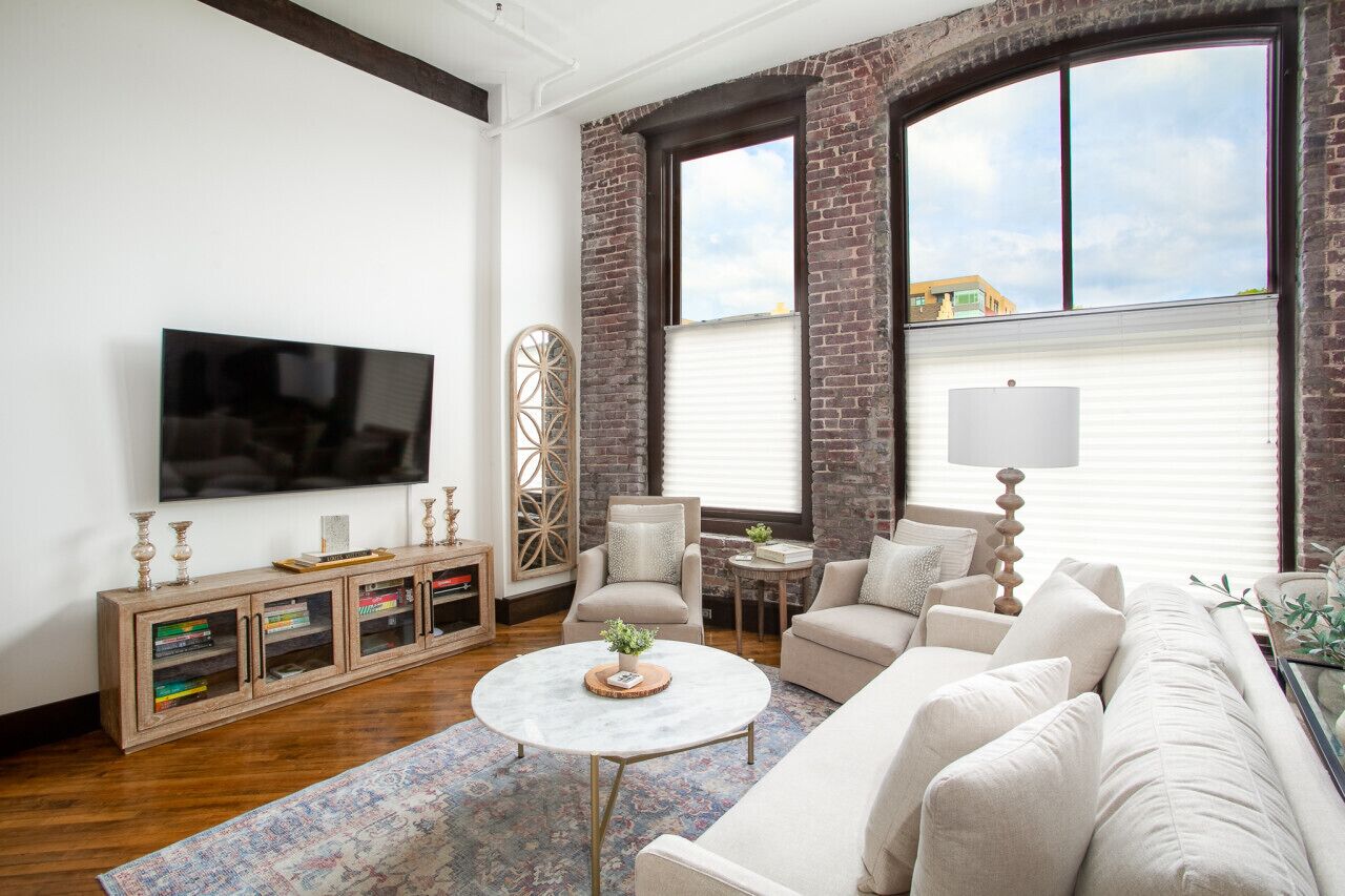 TV connectée, baby-foot, écrans d'ordinateur