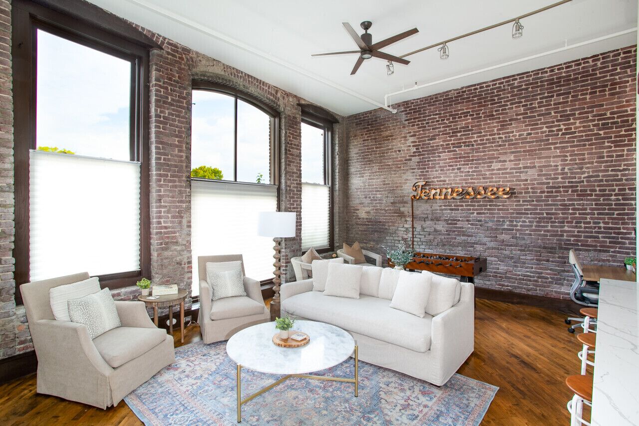 TV connectée, baby-foot, écrans d'ordinateur