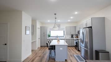 Réfrigérateur, micro-ondes, plaque de cuisson, lave-vaisselle