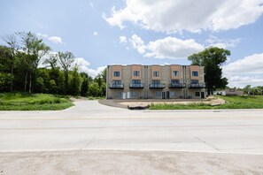 Exterior - NEW CENTRAL PARK TOWNHOME w/ Golf Course view Across from Arnold's Park! (Arnolds Park)