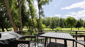 Outdoor dining - NEW CENTRAL PARK TOWNHOME w/ Golf Course view Across from Arnold's Park! (Arnolds Park)