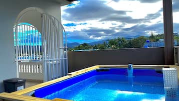 Bañera de hidromasaje al aire libre