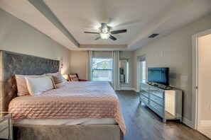 4 عدّة غرف نوم ومكتب ومكواة/لوح كي وسرير سفر