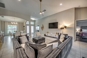 4 habitaciones, escritorio y tabla de planchar con plancha 