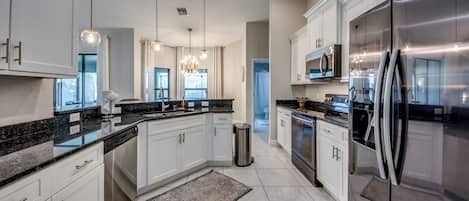 Een koelkast, een microgolfoven, een oven, een kookplaat