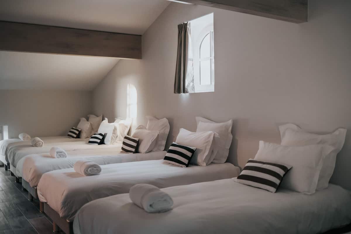 Dormitorio compartido exclusivo | Ropa de cama de alta calidad y camas con pillow-top