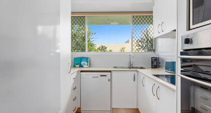 Beachfront 2-Bed with Pool, BBQ & Tennis Court