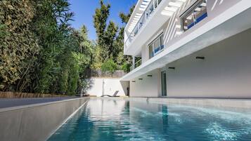 Een buitenzwembad en een verwarmd zwembad