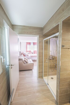 Shower, hair dryer, towels - Villa PAPANO Pontaillac (Royan)